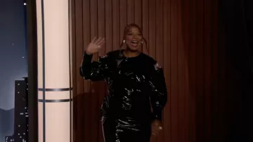 Robe en vinyle noire portée par Queen Latifah comme on le voit dans Jimmy Kimmel Live!