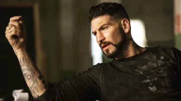 Camiseta de manga larga usada por Griff (Jon Bernthal) en los trajes de películas de Baby Driver
