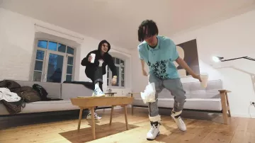 Pantalon déchiré porté par negatiiv OG dans sa vidéo officielle LASS SIE GEHEN