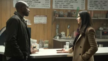 Camel Trench Coat porté par Lois Lane (Bitsie Tulloch) vu dans la garde-robe de la série télévisée Superman & Lois (Saison 1 Episode 5)