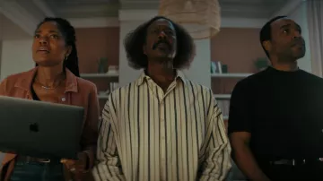 Chaqueta rosa usada por Justin Falls (Naomie Harris) como se ve en el vestuario de la serie de televisión The Man Who Fell to Earth (Temporada 1 Episodio 6)