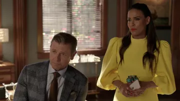 Robe jaune portée par Cristal Carrington (Daniella Alonso) telle que vue dans les tenues de la série télévisée Dynasty (saison 5 épisode 14)