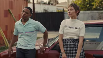 Falda a cuadros usada por Stargirl Caraway (Grace VanderWaal) como se ve en los atuendos de las películas de Hollywood Stargirl