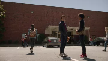Nike Blazer Mid 77 Red Sneakers usadas por Milton 'MG' Greasley (Quincy Fouse) como se ve en los atuendos de la serie de televisión Legacies (Temporada 4 Episodio 18)