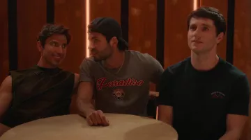 T-shirt Paul & Shark porté par Charlie (James Scully) comme on le voit dans les tenues de film Fire Island