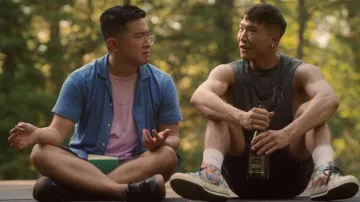 Baskets multicolores Converse portées par Noah (Joel Kim Booster) comme on le voit dans le film Fire Island