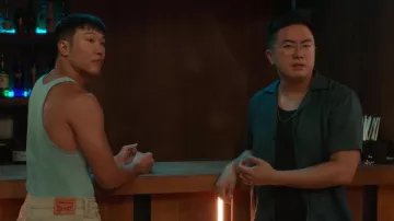 Pantalon en denim Levi’s porté par Noah (Joel Kim Booster) vu dans Fire Island