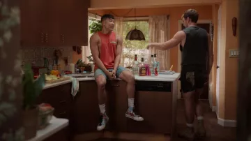 Débardeur rouge porté par Noah (Joel Kim Booster) vu dans Fire Island