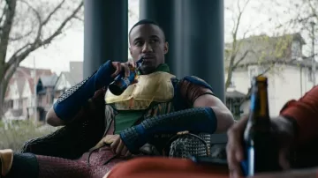 Cosplay de disfraces usado por A-Train (Jessie Usher) como se ve en los atuendos de la serie de televisión The Boys (Temporada 3 Episodio 3)
