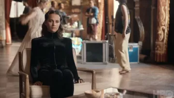 Combinaison Zip noire portée par Mira (Alicia Vikander) vue dans Irma Vep (Saison 1)