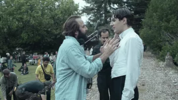Camisa usada por René Vidal (Vincent Macaigne) como se ve en la serie de televisión Irma Vep (Temporada 1 Episodio 2)