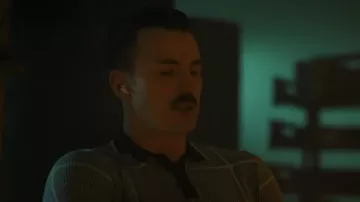 Polo gris a cuadros usado por Lloyd Hansen (Chris Evans) como se ve en los atuendos de la película The Gray Man