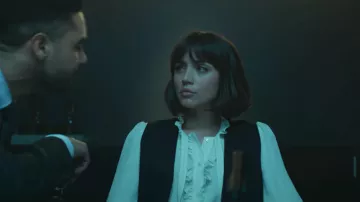 Camisa de blusa blanca con volantes usada por Dani Miranda (Ana de Armas) como se ve en el vestuario de The Gray Man