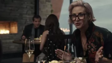 Chaqueta larga con estampado floral usada por Lillian Bloom (Janet McTeer) como se ve en The Menu