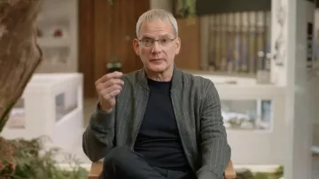 Chaqueta a rayas grises usada por Campbell Scott para su entrevista en 'Jurassic World 3: Dominon'