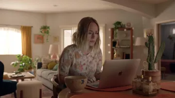 Top à manches courtes floral porté par Sally Reed (Sarah Goldberg) tel que vu dans les tenues de la série télévisée Barry (saison 3 épisode 7)