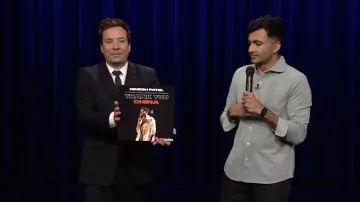 Chemise grise portée par Nimesh Patel dans The Tonight Show Starring Jimmy Fallon le 6 juin 2022