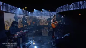 Zapatos rojos de plataforma usados por Angel Olsen en Jimmy Kimmel Live! en junio 6, 2022