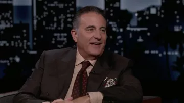 Carré de poche imprimé porté par Andy García comme vu dans Jimmy Kimmel Live! sur juin 6, 2022