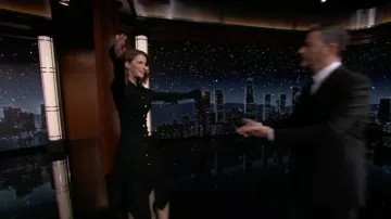 Robe longue noire côtelée avec boutons portée par Betty Gilpin dans Jimmy Kimmel Live! sur juin 6, 2022