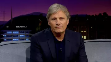 Polo bleu foncé porté par Viggo Mortensen dans The Late Late Show avec James Corden le 6 juin 2022