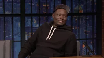 Sudadera con capucha negra usada por Michael Che como se ve en Late Night with Seth Meyers