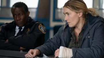 Veste à capuche Blue Zip portée par la détective Mare Sheehan (Kate Winslet) telle que vue dans la série télévisée Mare of Easttown (saison 1 épisode 6)
