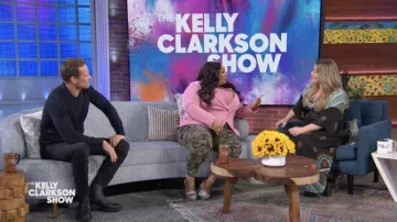 Pantalon camouflage porté par Mme Pat vu dans The Kelly Clarkson Show