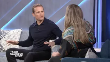 Polo à manches longues en bleu marine porté par Sam Heughan comme vu dans The Kelly Clarkson Show
