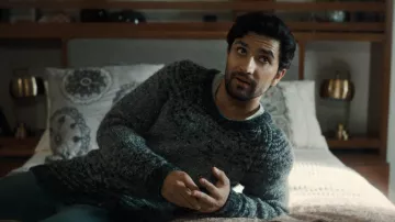 Pull en tricot porté par Arj (Ahad Raza Mir) vu dans la série télévisée Resident Evil (saison 1)