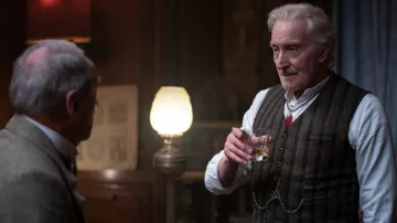 Chaleco de traje a rayas usado por Roderick Burgess (Charles Dance) como se ve en los atuendos de la serie de televisión The Sandman (Temporada 1)