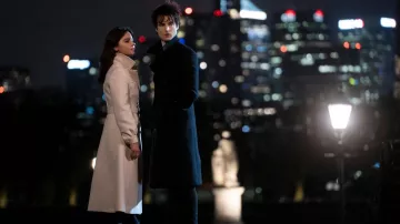 Gabardina larga usada por Dream (Tom Sturridge) como se ve en los atuendos de la serie de televisión The Sandman (Temporada 1)