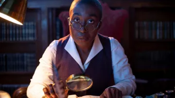 Gafas redondas usadas por Lucienne (Vivienne Acheampong) como se ve en los atuendos del programa de televisión The Sandman (Temporada 1)