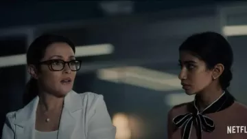 Anteojos usados por el Dr. Sydney Burke (Italia Ricci) como se ve en el vestuario del programa de televisión The Imperfects (Temporada 1)