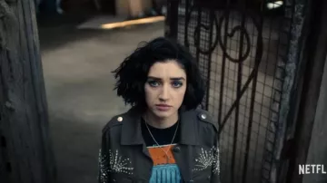 Chaqueta negra bordada usada por Tilda Webber (Morgan Taylor Campbell) como se ve en el vestuario de la serie de televisión The Imperfects (Temporada 1)