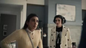 Chaqueta de abrigo de estrellas en blanco usada por Tilda Webber (Morgan Taylor Campbell) como se ve en los atuendos de la serie de televisión The Imperfects (Temporada 1)
