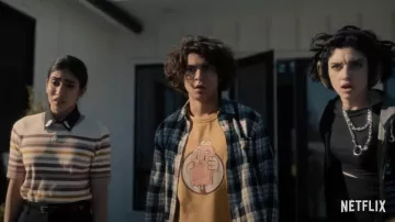 Top a rayas usado por Abbi Singh (Rhianna Jagpal) como se ve en los atuendos de la serie de televisión The Imperfects (Temporada 1)