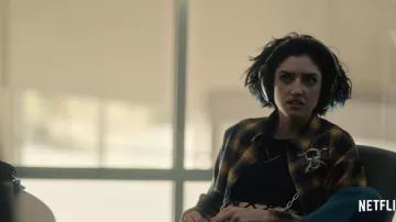 Camisa a cuadros negra amarilla usada por Tilda Webber (Morgan Taylor Campbell) como se ve en The Imperfects (Temporada 1)