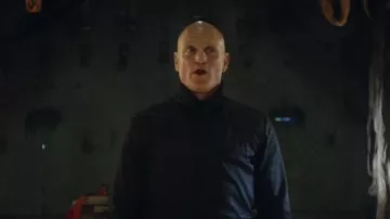 Veste zippée bleue portée par Wally (Woody Harrelson) comme on le voit dans les tenues de film The Man From Toronto