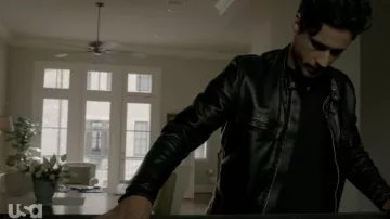 Veste zippée en cuir noir portée par James (Peter Gadiot) telle que vue dans les tenues de la série télévisée Queen of the South (saison 1 épisode 5)