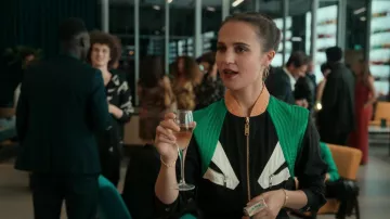 Pendientes usados por Mira (Alicia Vikander) como se ve en la serie de televisión Irma Vep (S01E01)
