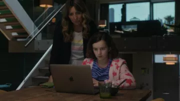 T-shirt rayé porté par Ally (Daisy Haggard) vu dans la série télévisée Breeders (S03E06)