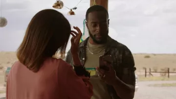 Chemise imprimée portée par Dallas (Quentin Plair) telle que vue dans les tenues de la série télévisée Roswell, Nouveau-Mexique (saison 4 épisode 1)