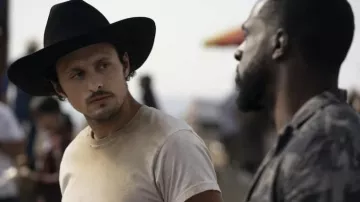 Chapeau de cow-boy noir porté par Michael Guerin (Michael Vlamis) tel que vu dans les tenues de la série télévisée Roswell, Nouveau-Mexique (saison 4 épisode 1)