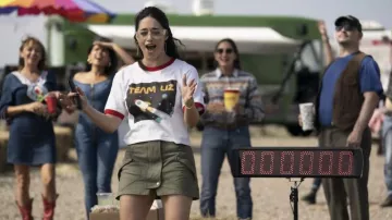 Team Liz Raglan Tee porté par Liz Ortecho (Jeanine Mason) vu dans roswell, New Mexico TV series wardrobe (Saison 4 Episode 1)