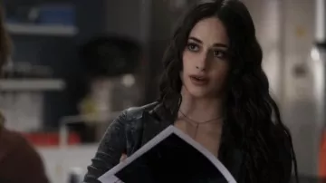 Collier porté par Liz Ortecho (Jeanine Mason) vu dans les tenues de la série télévisée Roswell, Nouveau-Mexique (Saison 4 Episode 1)