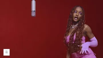 Colliers portés par Ayra Starr dans son clip ASE | UN SPECTACLE DE COULEURS