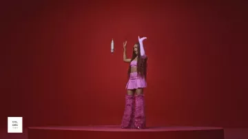 Fur High Knee Boots en rose portée par Ayra Starr dans son clip ASE | UN SPECTACLE DE COULEURS