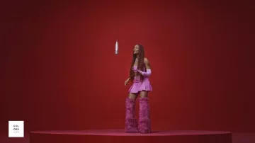 Jupe rose rayée et haut portés par Ayra Starr dans son clip ASE | UN SPECTACLE DE COULEURS