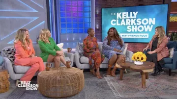 Robe imprimée portée par Nicole Byer vue dans The Kelly Clarkson Show